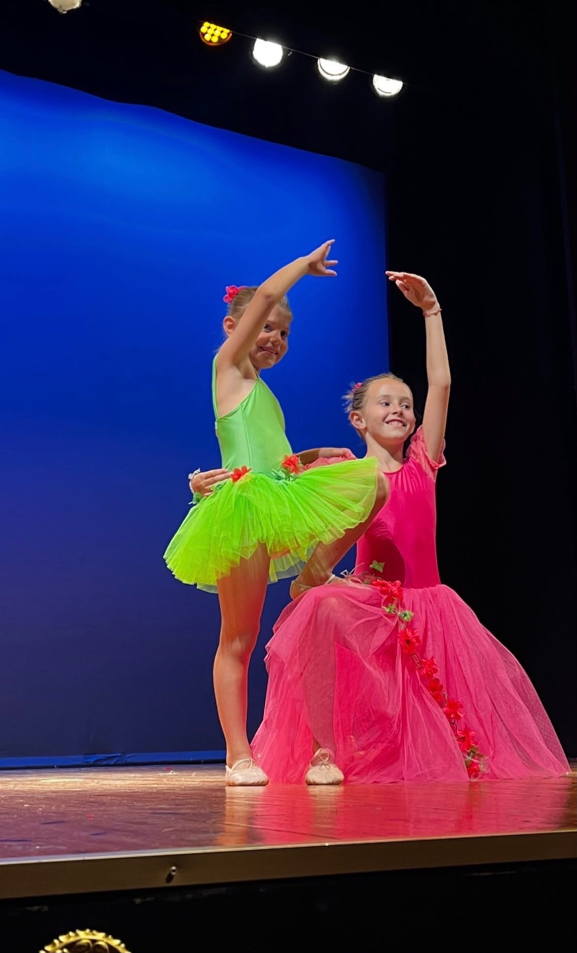 Nenes de l'escola ballant a l'escenari